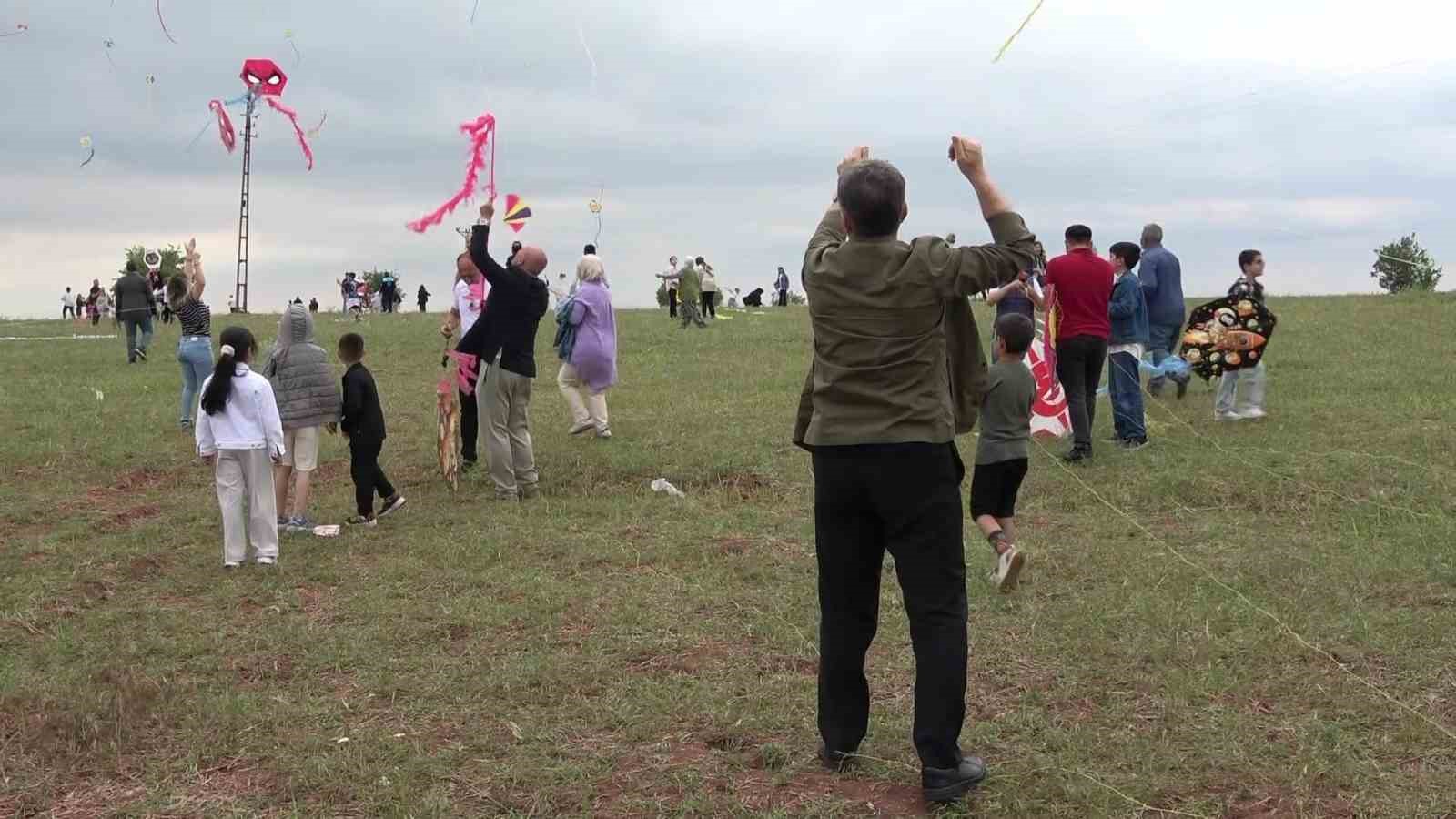ucurtmasi-kopunca-aglayan-cocuk-icin-yoneticiler-seferber-oldu