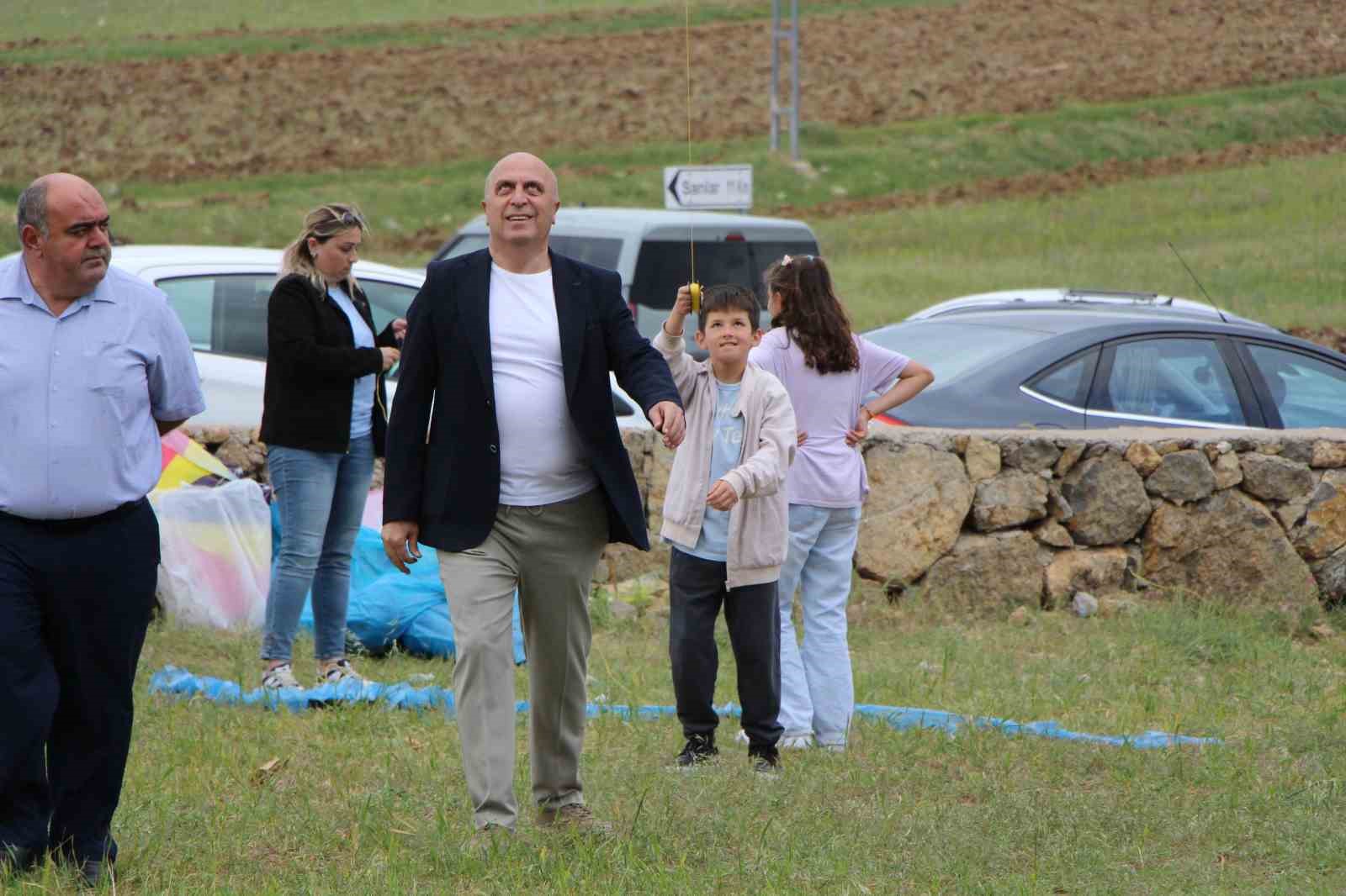 ucurtmasi-kopunca-aglayan-cocuk-icin-yoneticiler-seferber-oldu