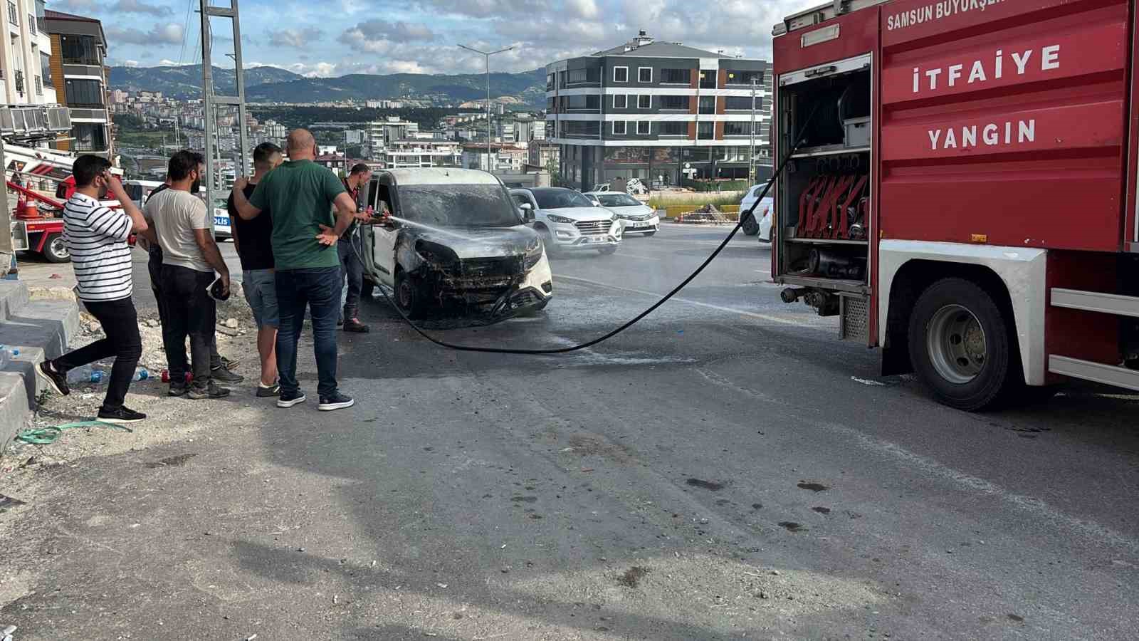 vatandaslar-kovalarla-su-tasidi-arac-yanmaktan-kurtuldu