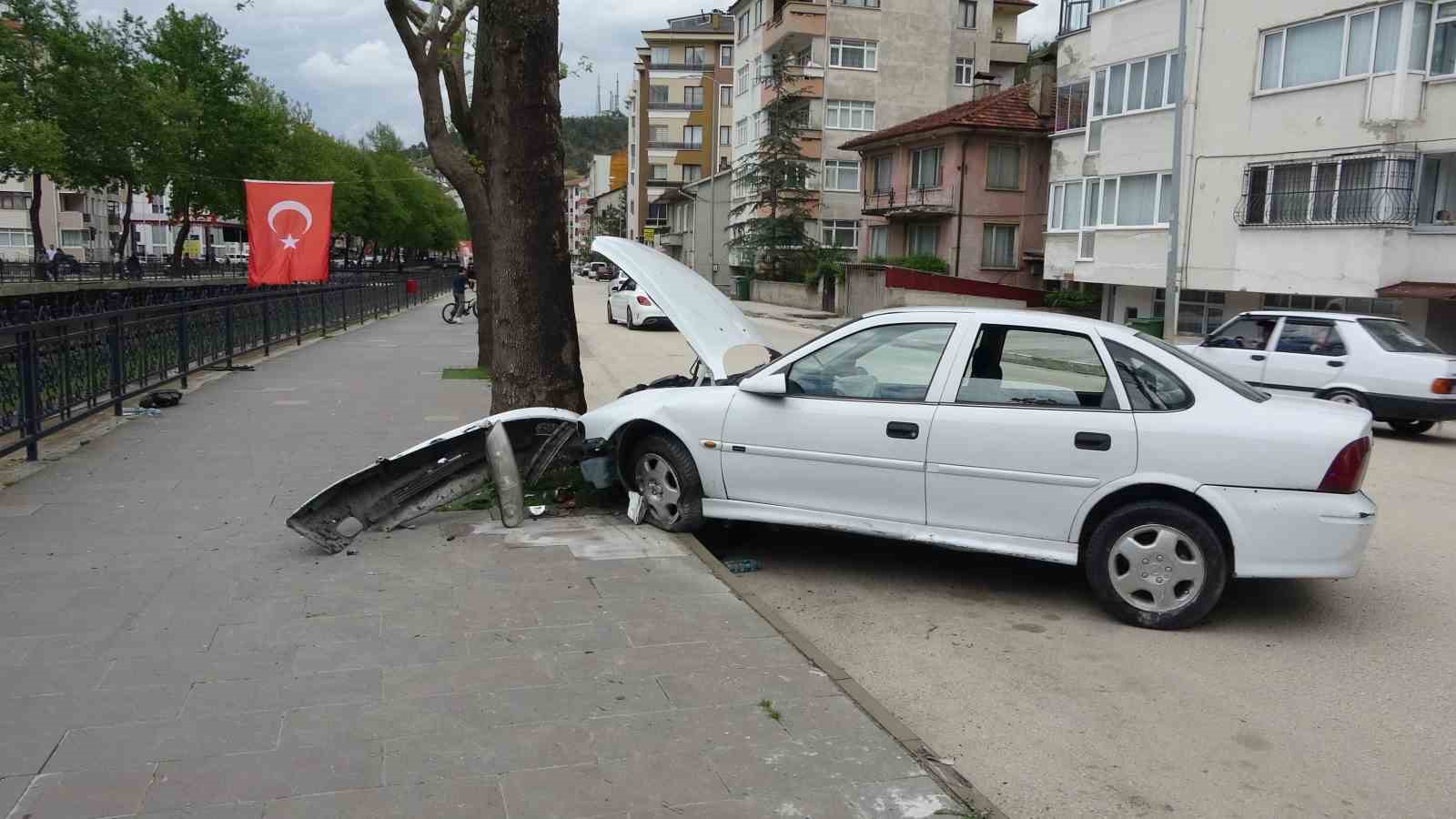 viraji-alamayan-otomobil-kaldirimda-agaca-carpti