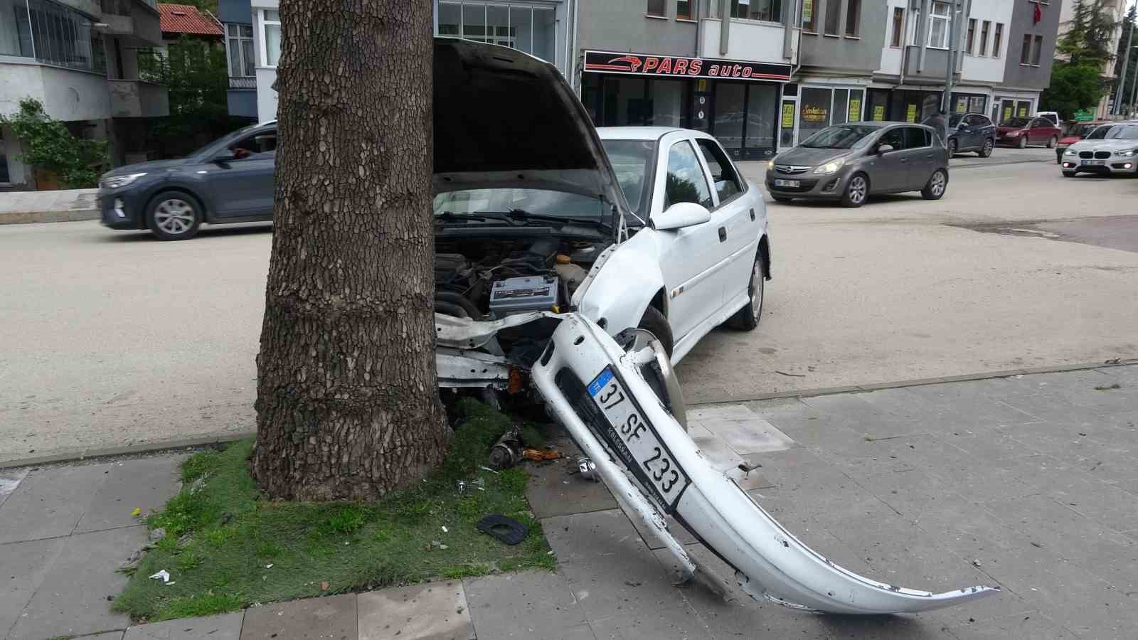 viraji-alamayan-otomobil-kaldirimda-agaca-carpti