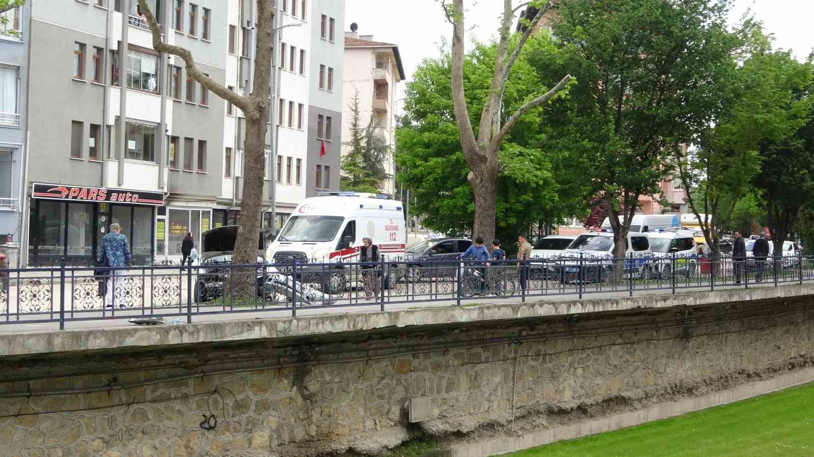 viraji-alamayan-otomobil-kaldirimda-agaca-carpti