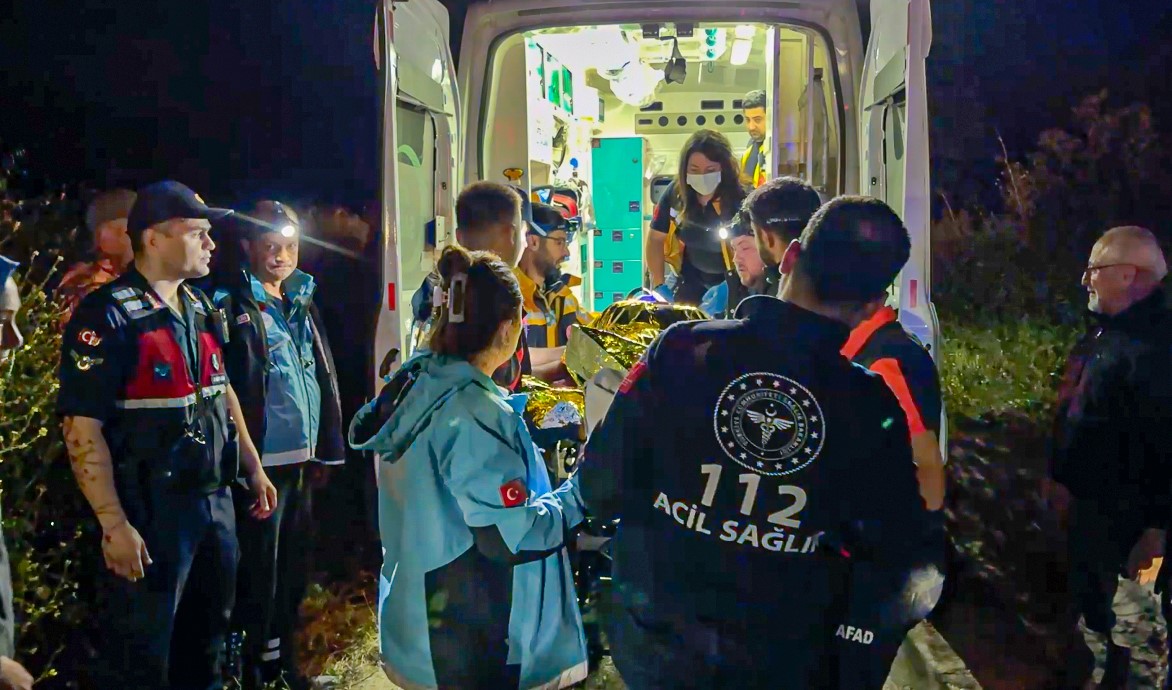 yamac-parasutuyle-dere-yatagina-dusen-vatandas-5-saatlik-calismayla-kurtarildi