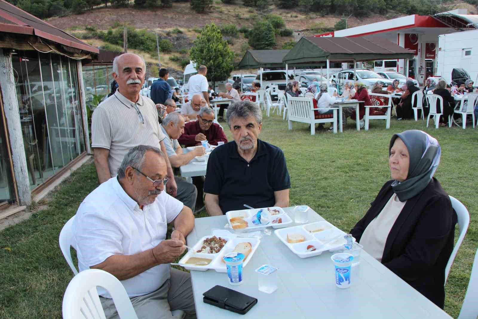 100-yasina-giren-ali-dedeye-dogum-gunu-kutlamasi