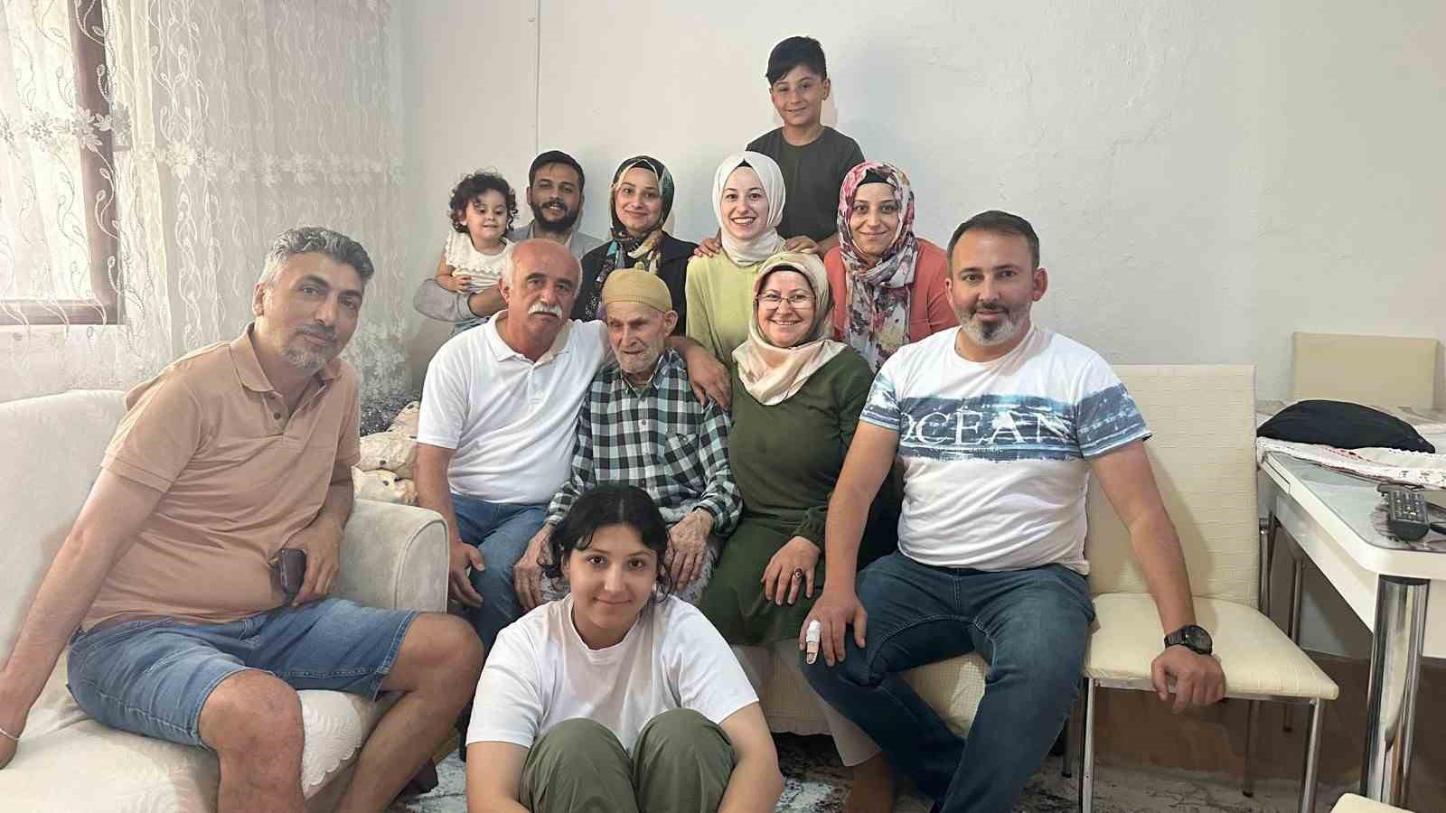 100-yasina-giren-ali-dedeye-dogum-gunu-kutlamasi