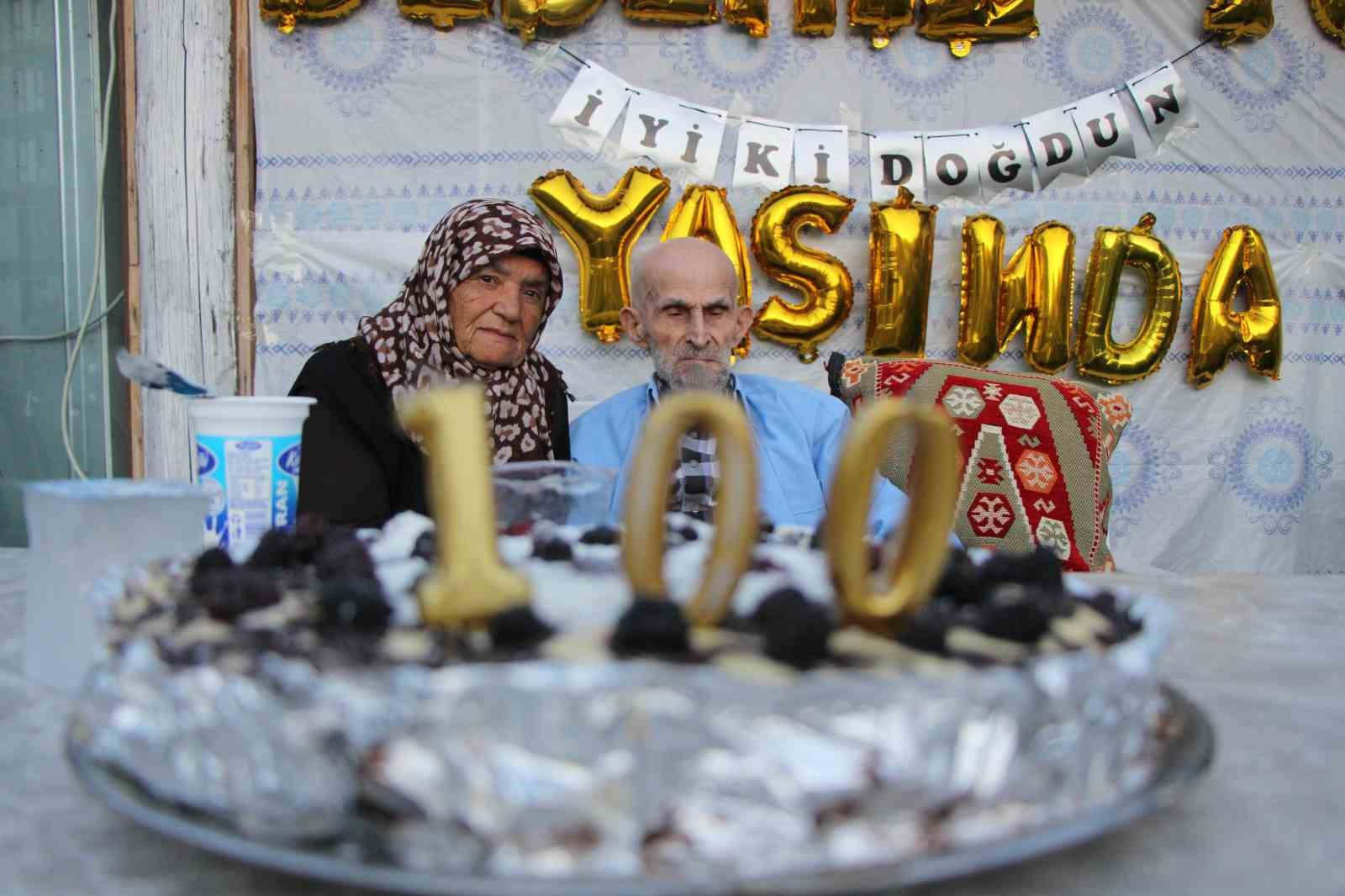 100-yasina-giren-ali-dedeye-dogum-gunu-kutlamasi