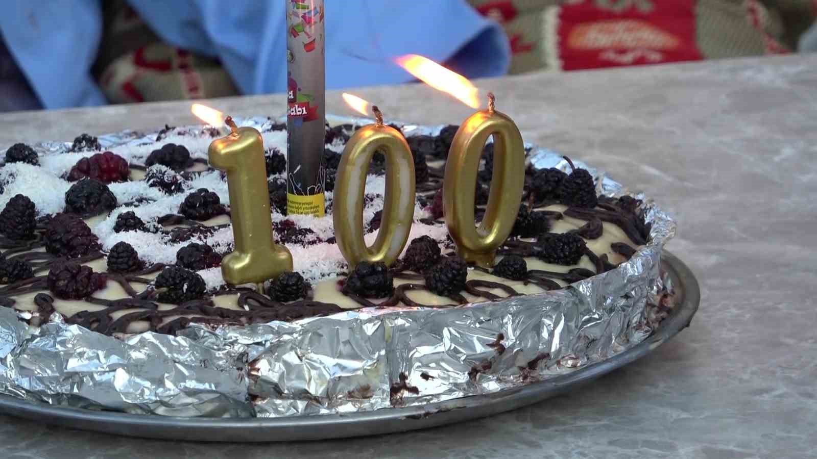 100-yasina-giren-ali-dedeye-dogum-gunu-kutlamasi