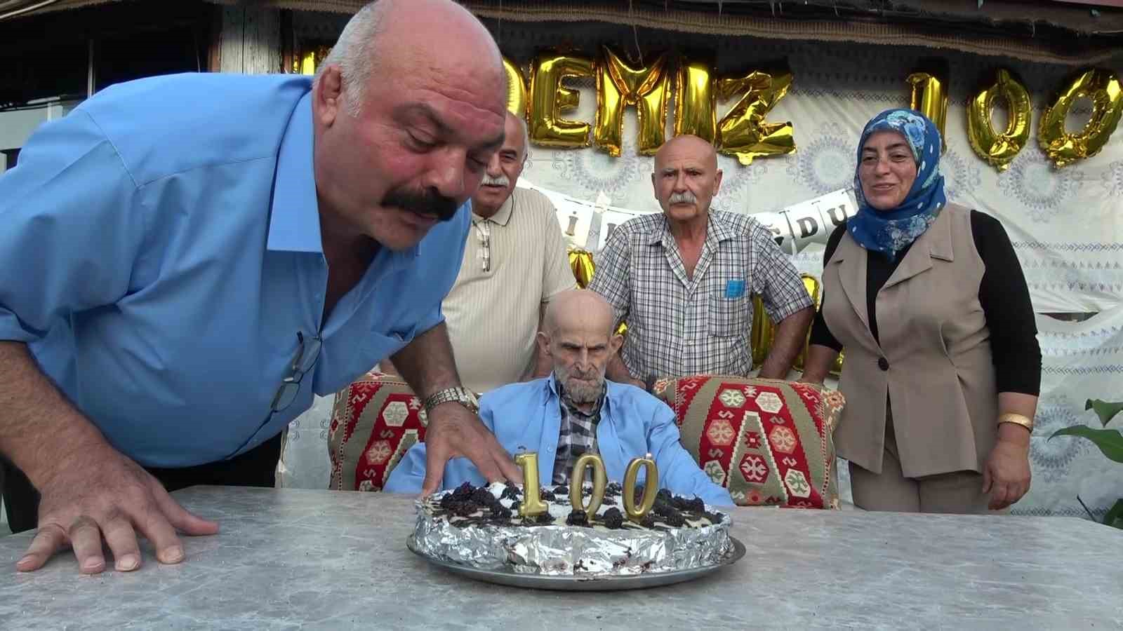 100-yasina-giren-ali-dedeye-dogum-gunu-kutlamasi