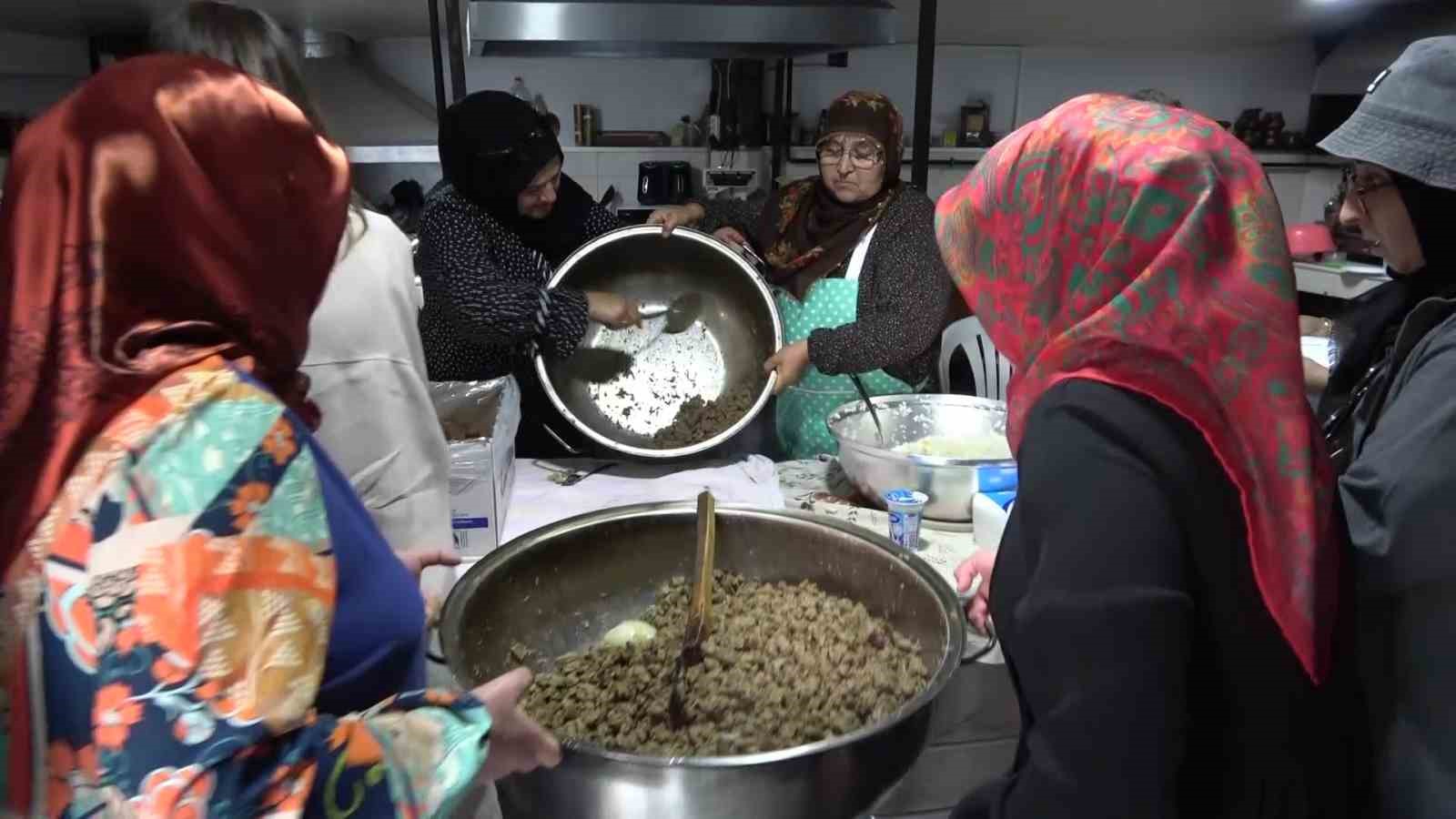 100-yasina-giren-ali-dedeye-dogum-gunu-kutlamasi