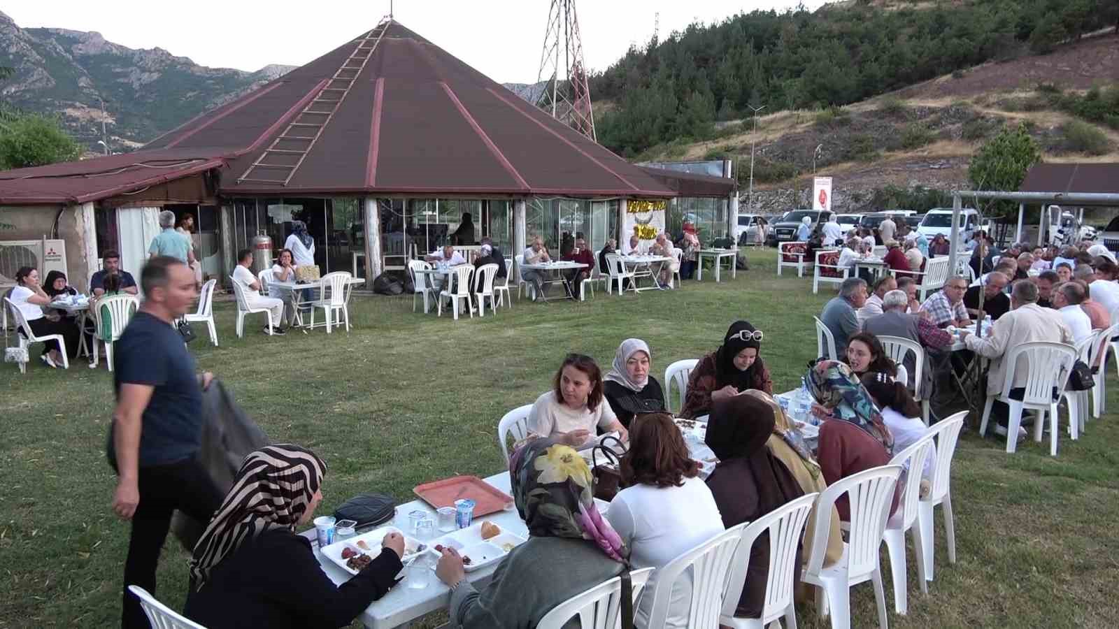 100-yasina-giren-ali-dedeye-dogum-gunu-kutlamasi