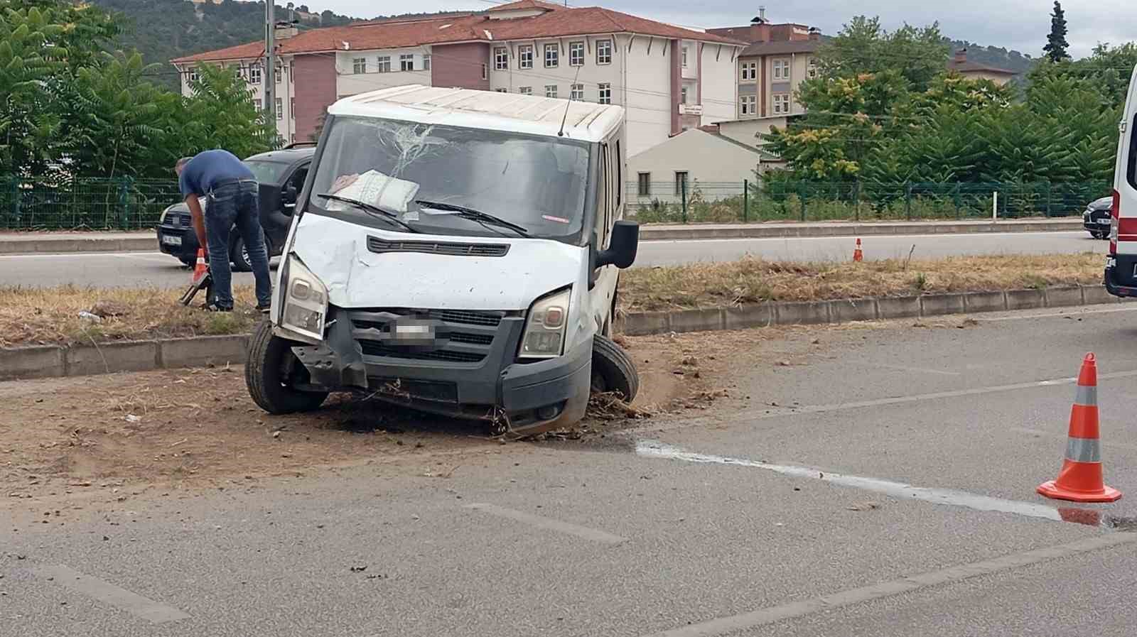 amasyada-minibus-refujdeki-agac-ve-direge-carpti-4-yarali