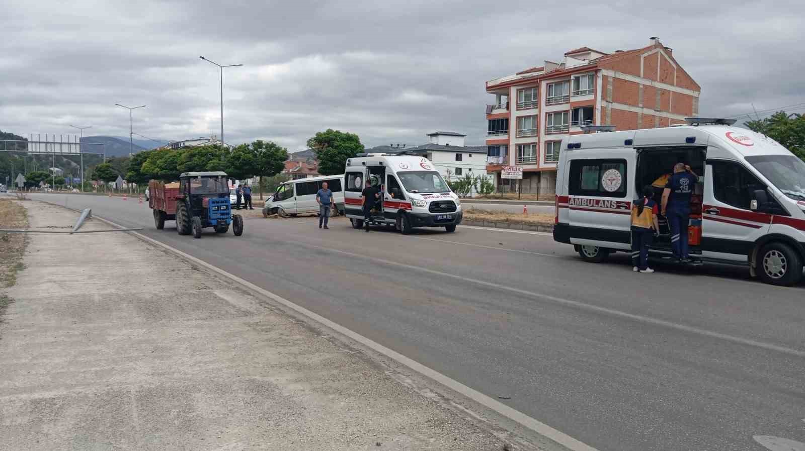 amasyada-minibus-refujdeki-agac-ve-direge-carpti-4-yarali