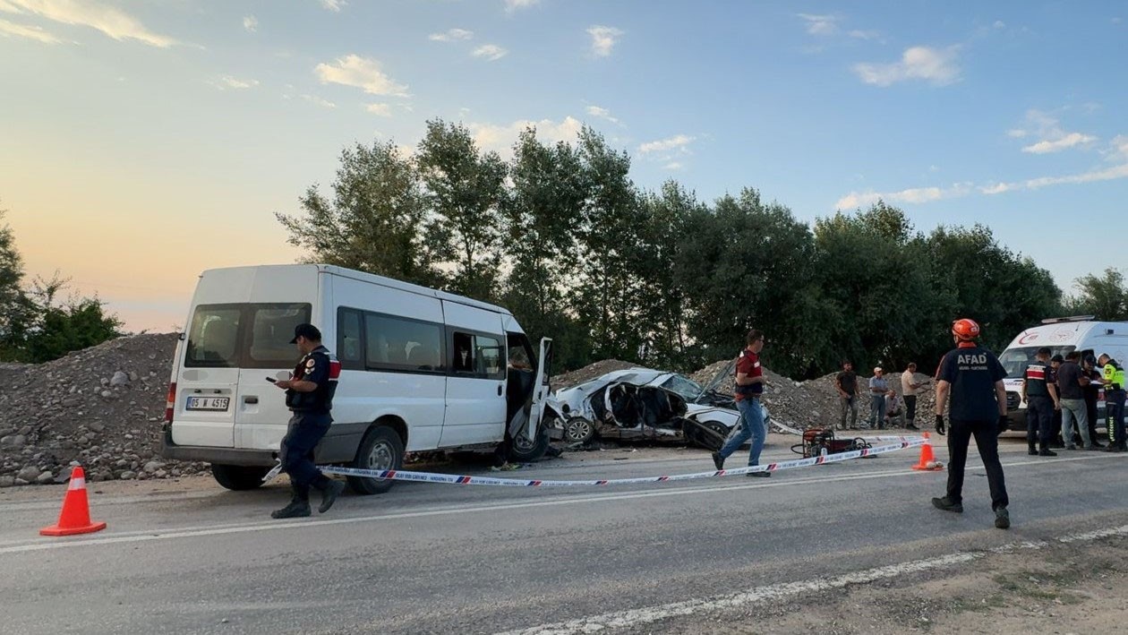 amasyada-otomobil-ile-minibus-carpisti-1-olu-3-yarali
