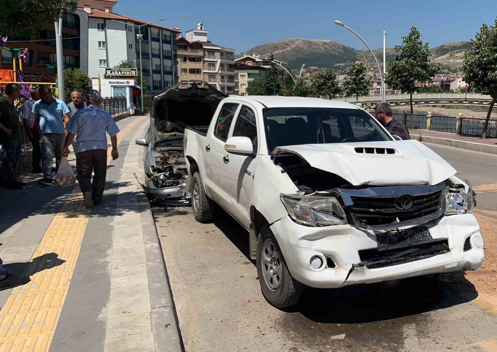 amasyada-otomobilin-park-halindeki-araclara-carptigi-kaza-kamerada