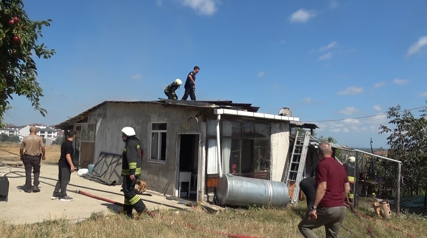 bafrada-bag-evi-alevlere-teslim-oldu-1-buyukbas-hayvan-telef-oldu