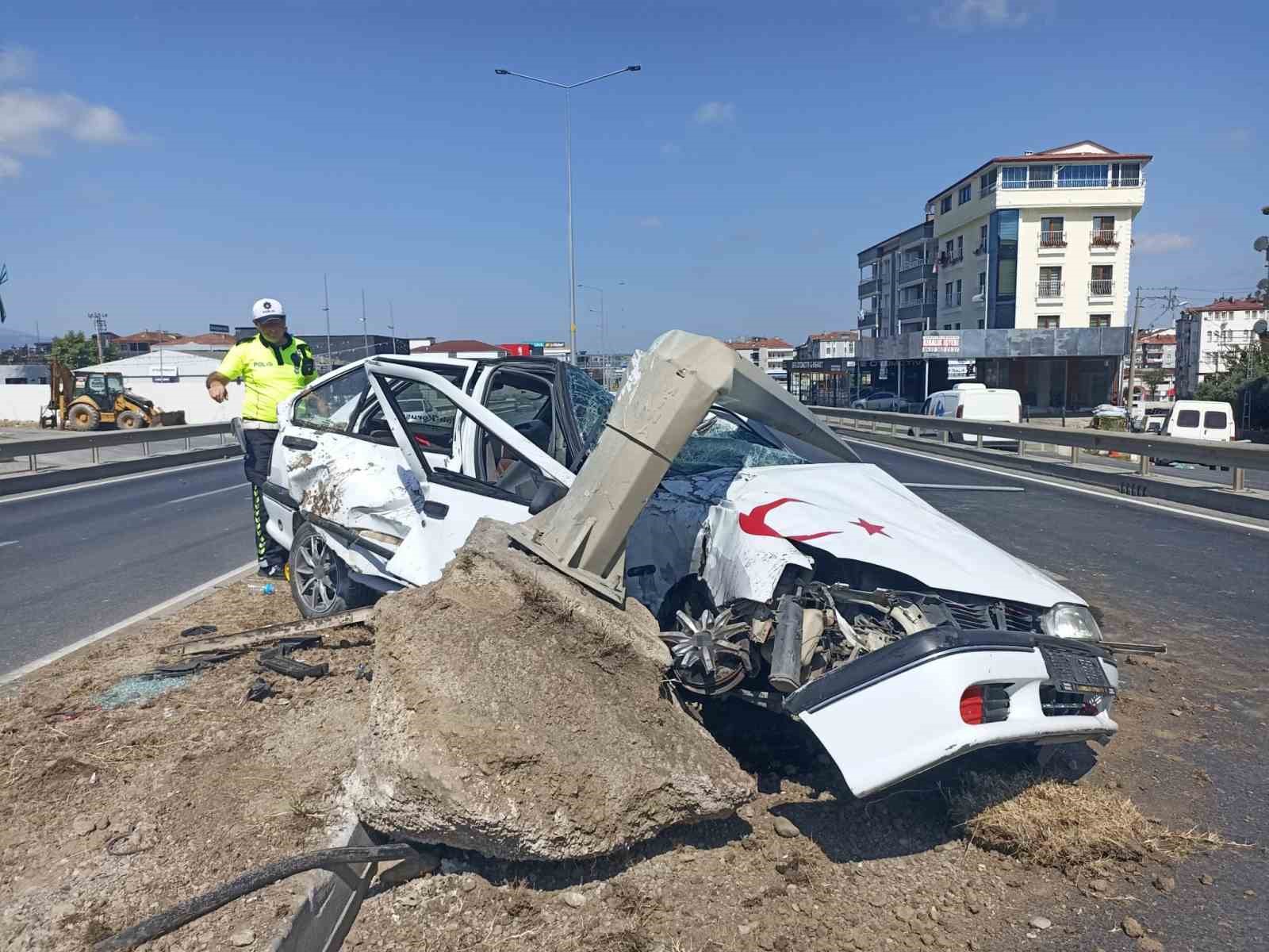 bafrada-otomobil-aydinlatma-diregine-carpti-surucu-yaralandi