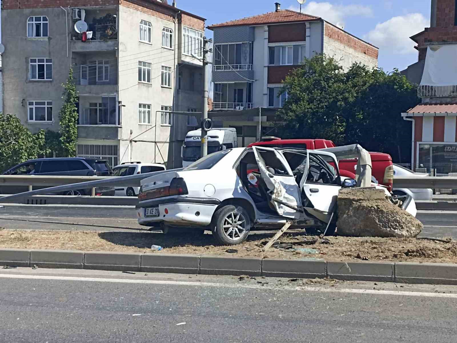bafrada-otomobil-aydinlatma-diregine-carpti-surucu-yaralandi