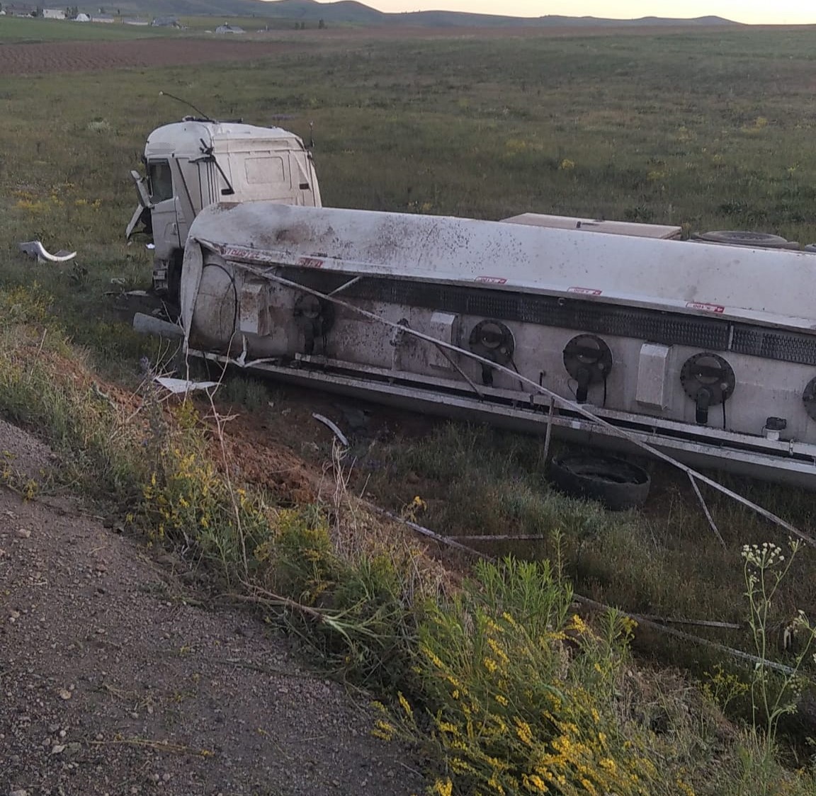 bayburtta-yakit-yuklu-tanker-devrildi-1-yarali