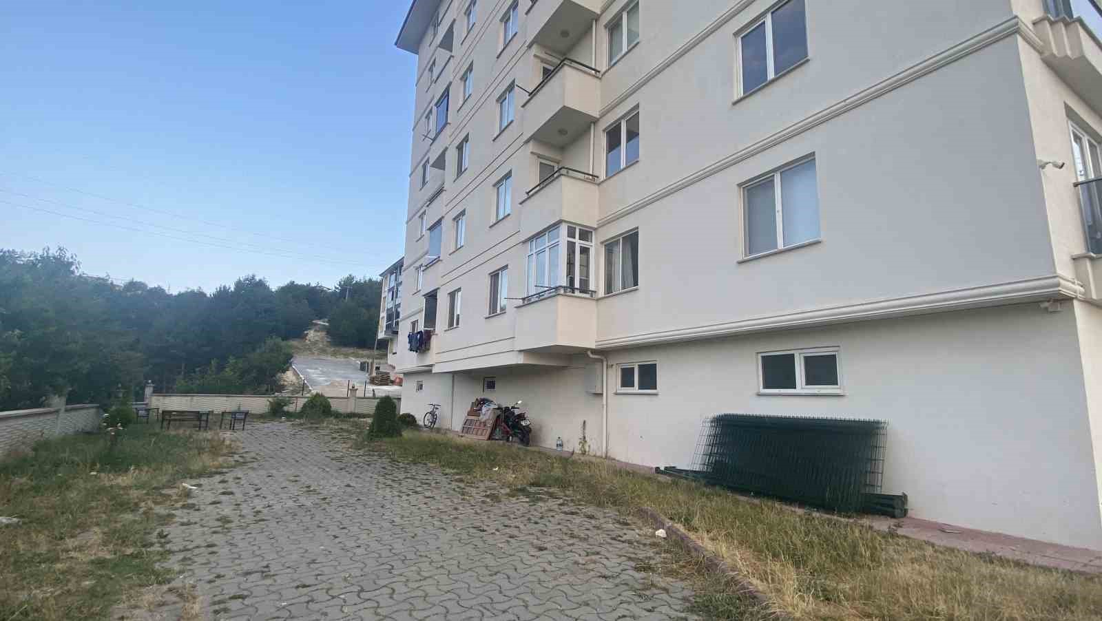 binanin-7-katindan-dusen-cocuk-hayatini-kaybetti