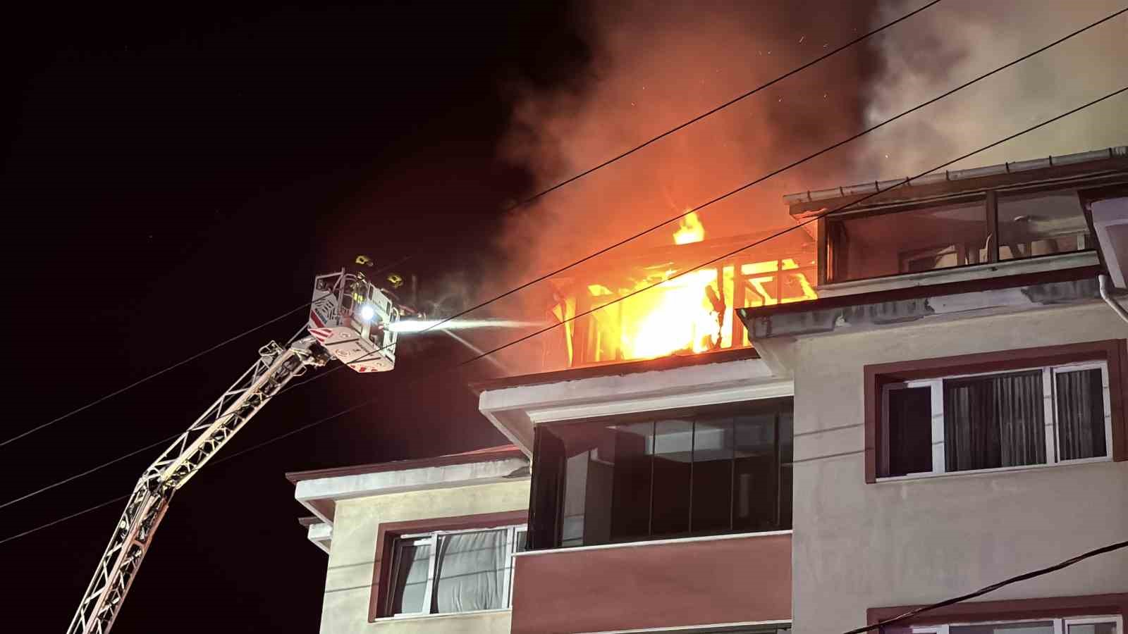 boluda-apartmanda-cikan-yanginda-alevler-geceyi-aydinlatti-patlama-sesleri-panige-neden-oldu