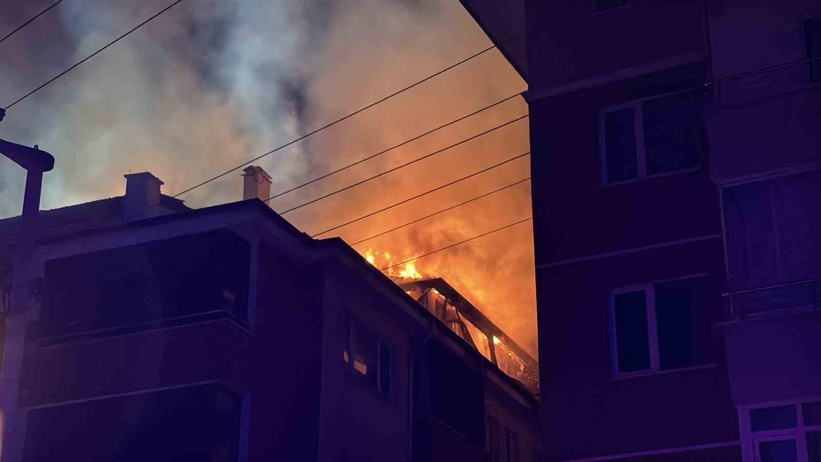 boluda-apartmanda-cikan-yanginda-alevler-geceyi-aydinlatti-patlama-sesleri-panige-neden-oldu