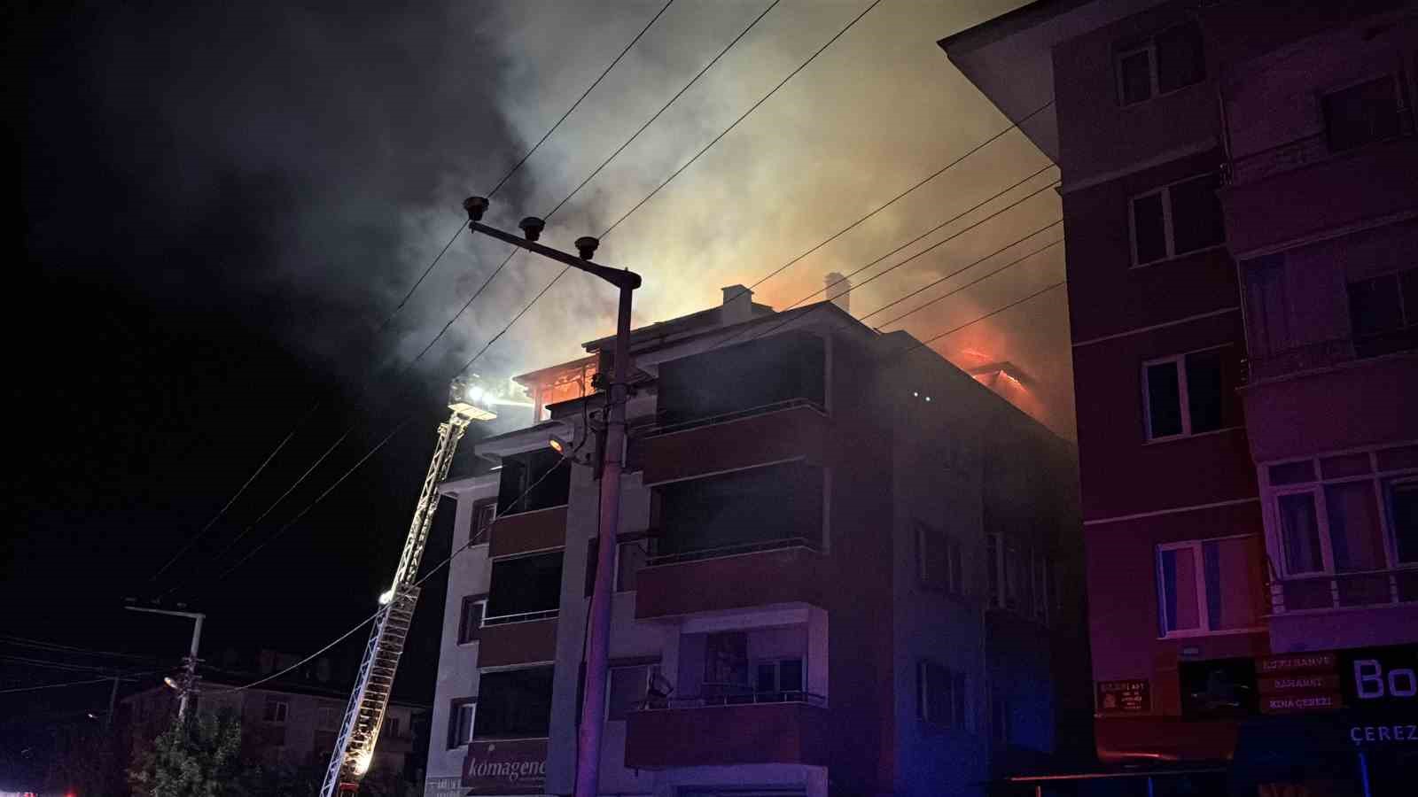 boluda-apartmanda-cikan-yanginda-alevler-geceyi-aydinlatti-patlama-sesleri-panige-neden-oldu