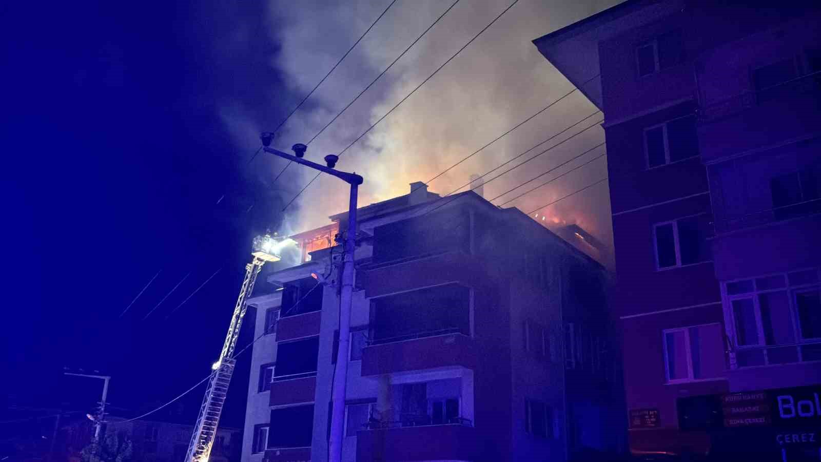 boluda-apartmanda-cikan-yanginda-alevler-geceyi-aydinlatti-patlama-sesleri-panige-neden-oldu