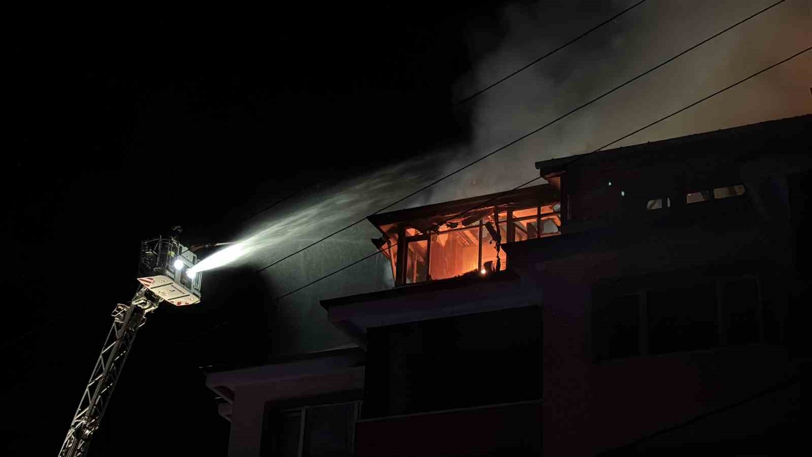 boluda-apartmanda-cikan-yanginda-alevler-geceyi-aydinlatti-patlama-sesleri-panige-neden-oldu