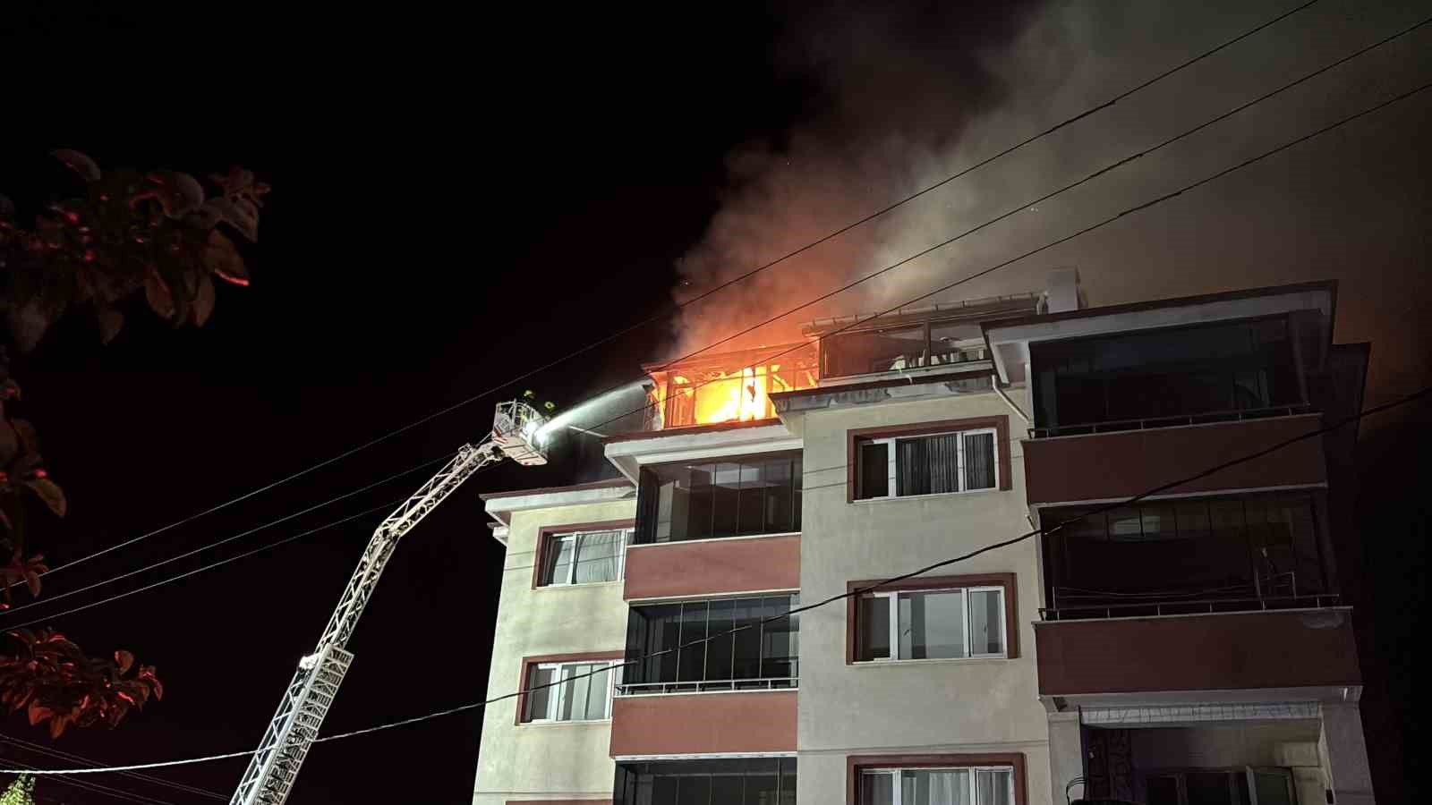 boluda-apartmanda-cikan-yanginda-alevler-geceyi-aydinlatti-patlama-sesleri-panige-neden-oldu