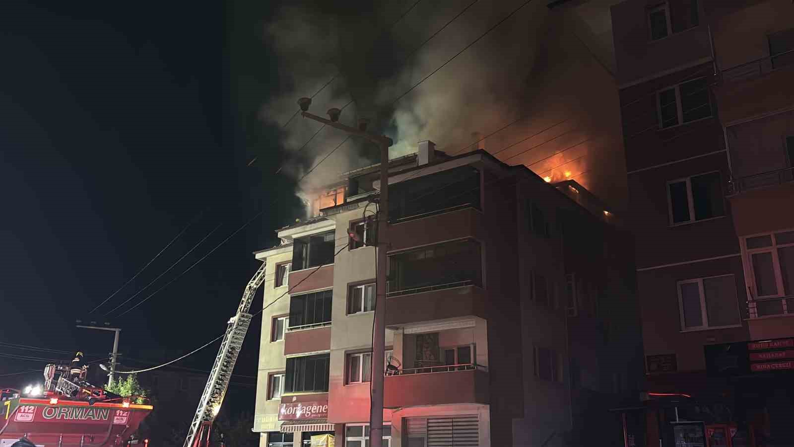 boluda-apartmanda-cikan-yanginda-alevler-geceyi-aydinlatti-patlama-sesleri-panige-neden-oldu