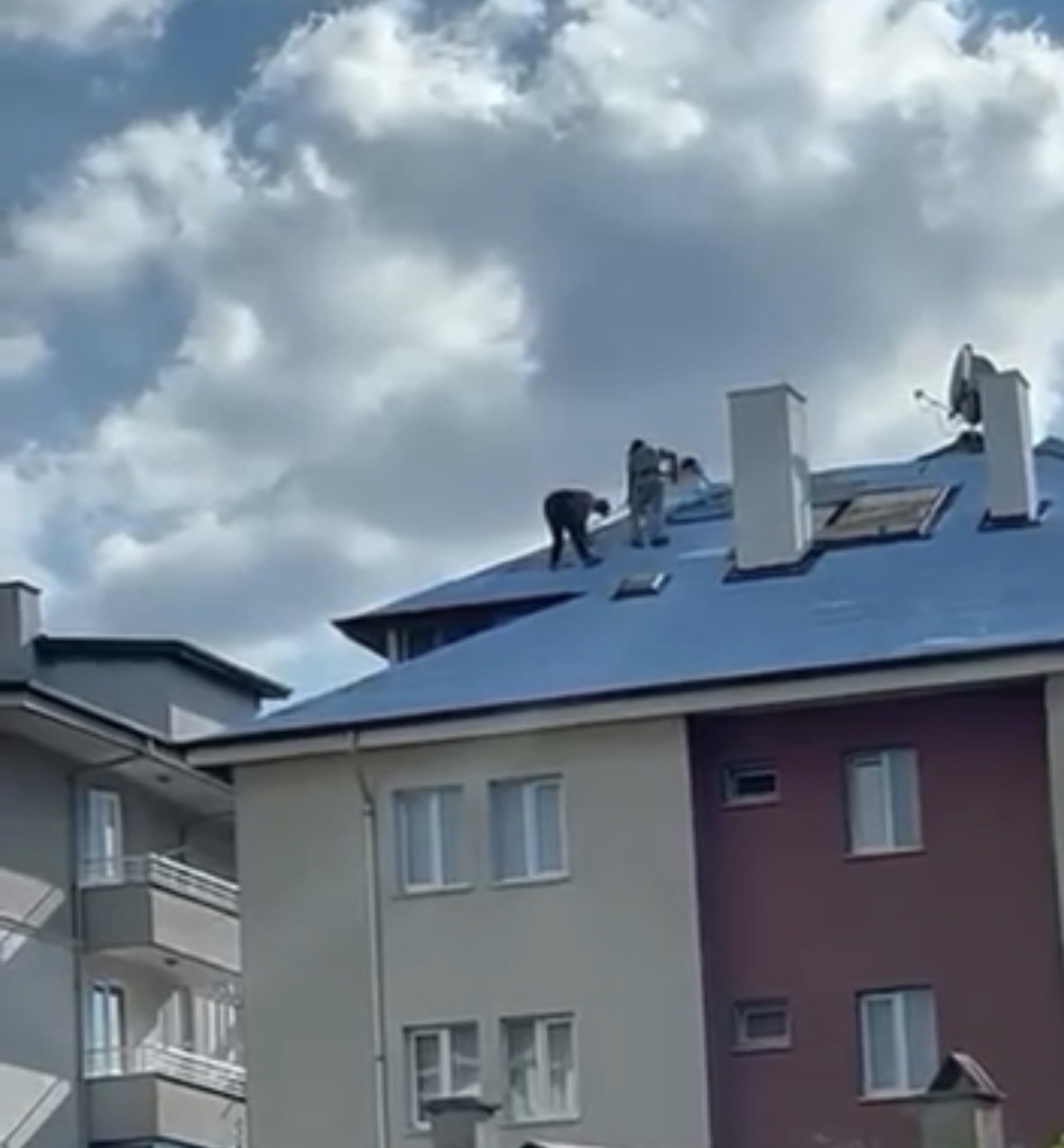 boluda-apartmanda-cikan-yanginda-alevler-geceyi-aydinlatti-patlama-sesleri-panige-neden-oldu