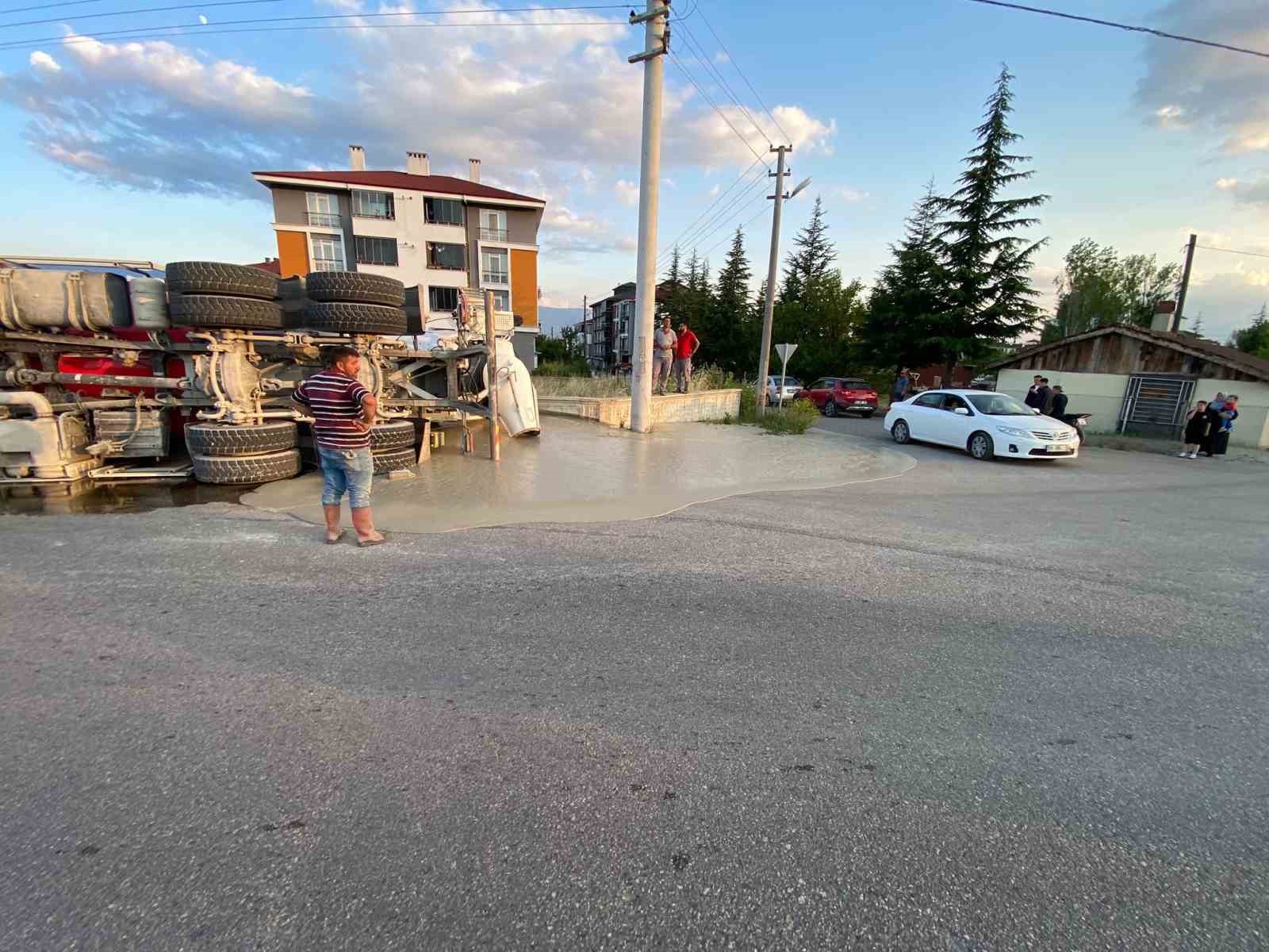 boluda-beton-mikseri-devrildi-1-yarali