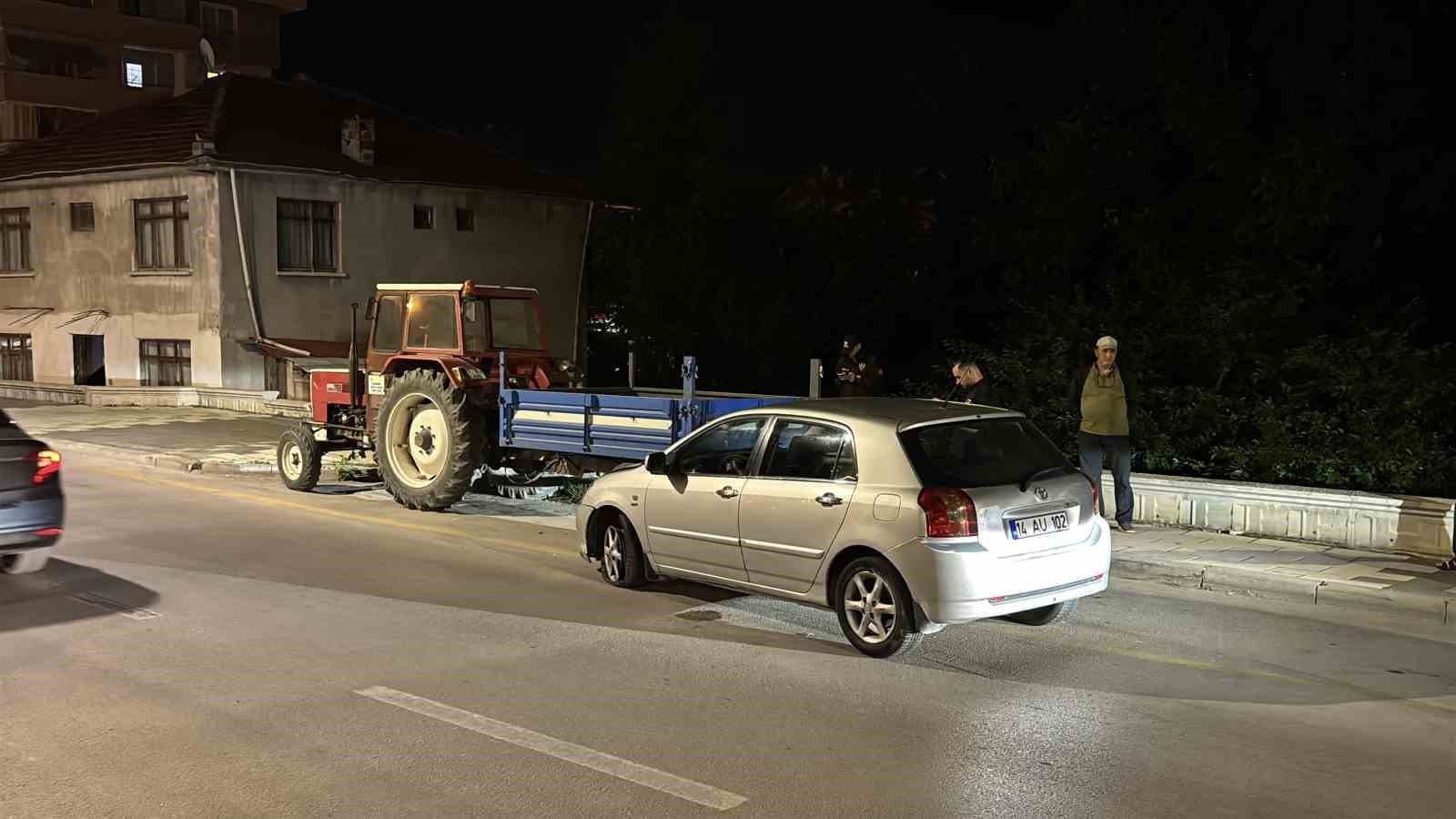 boluda-kontrolden-cikan-otomobil-romorka-carpti