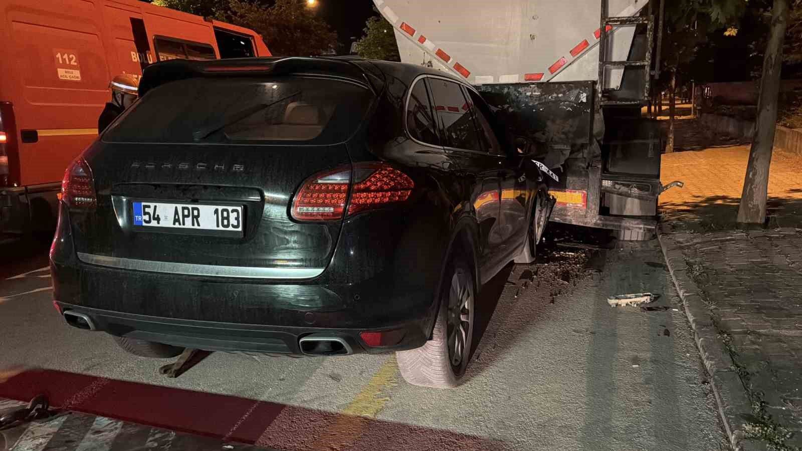 boluda-luks-suv-park-halindeki-tira-carpti-1-yarali