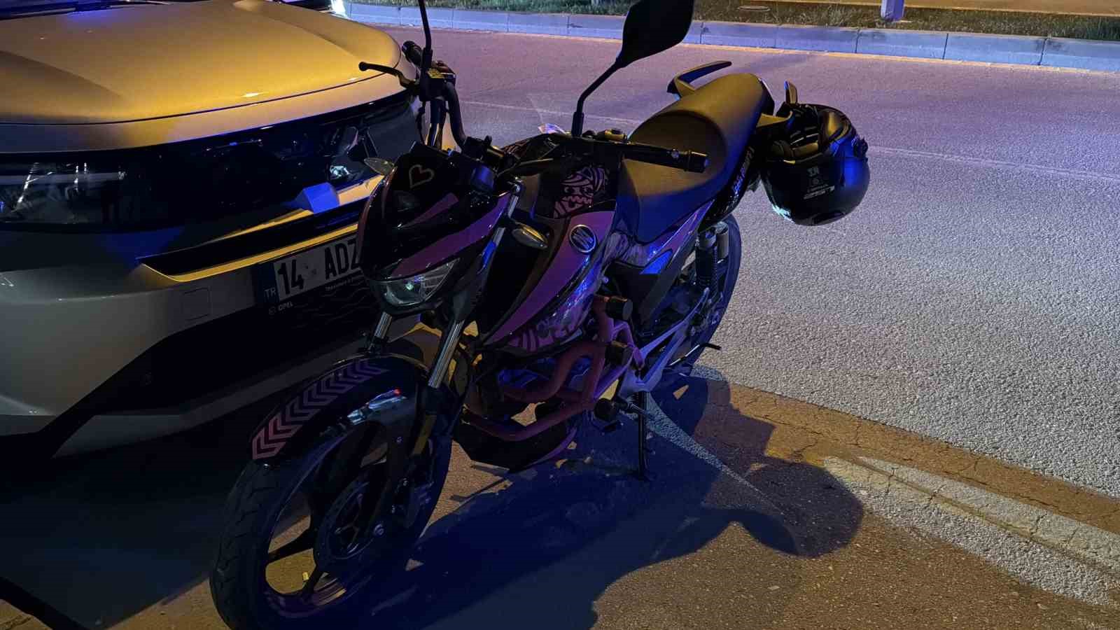 boluda-otomobille-carpisan-motosiklet-surucusu-yaralandi