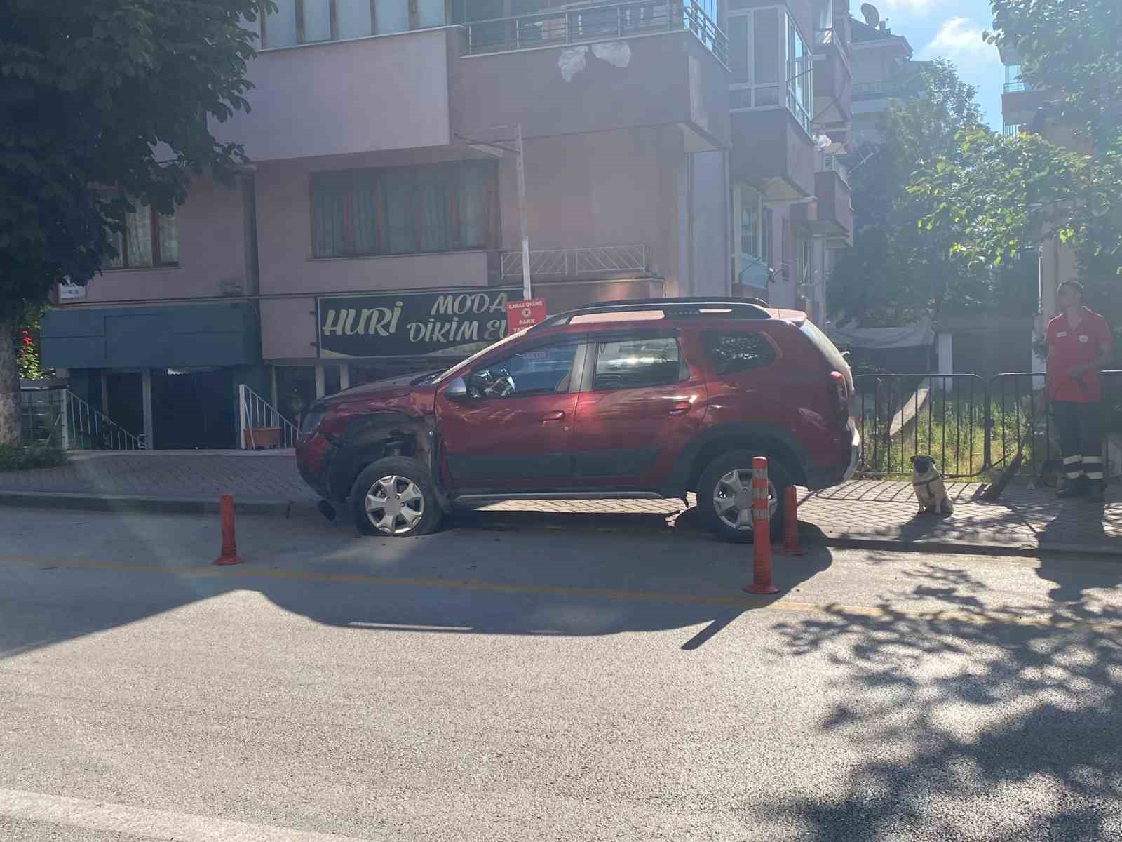 boluda-park-halindeki-cipe-carpan-otomobil-takla-atti-1-yarali