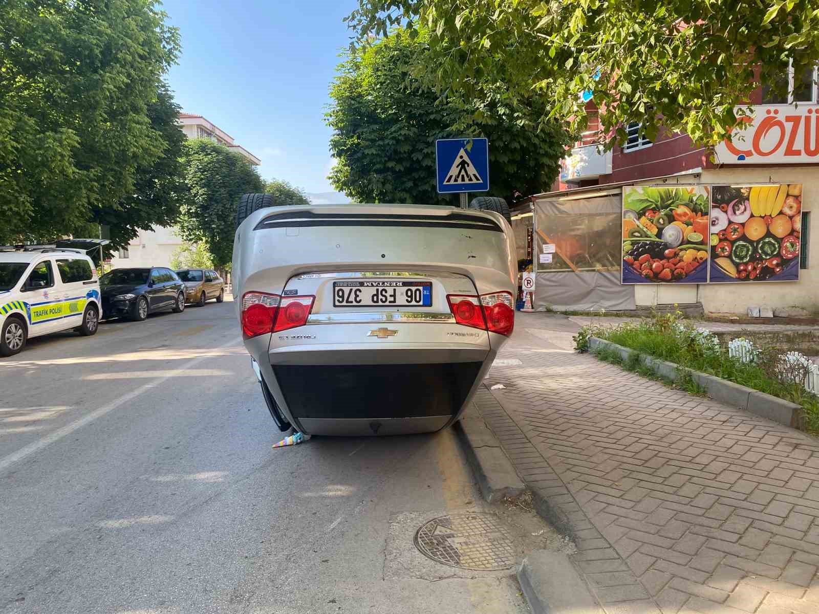 boluda-park-halindeki-cipe-carpan-otomobil-takla-atti-1-yarali