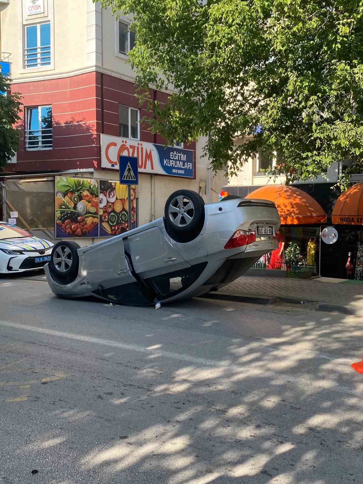 boluda-park-halindeki-cipe-carpan-otomobil-takla-atti-1-yarali