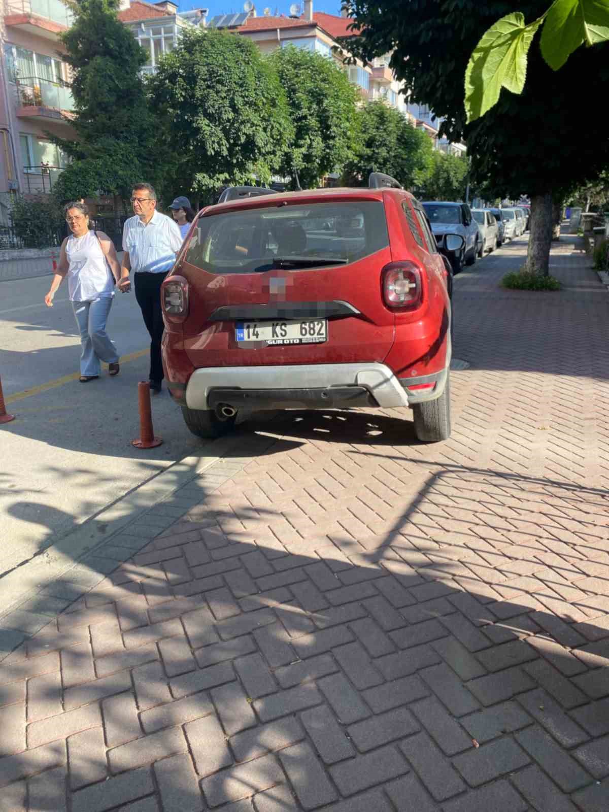 boluda-park-halindeki-cipe-carpan-otomobil-takla-atti-1-yarali