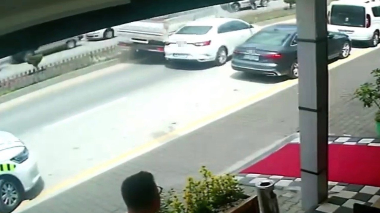 boluda-park-yerinden-cikan-otomobile-kamyon-carpti