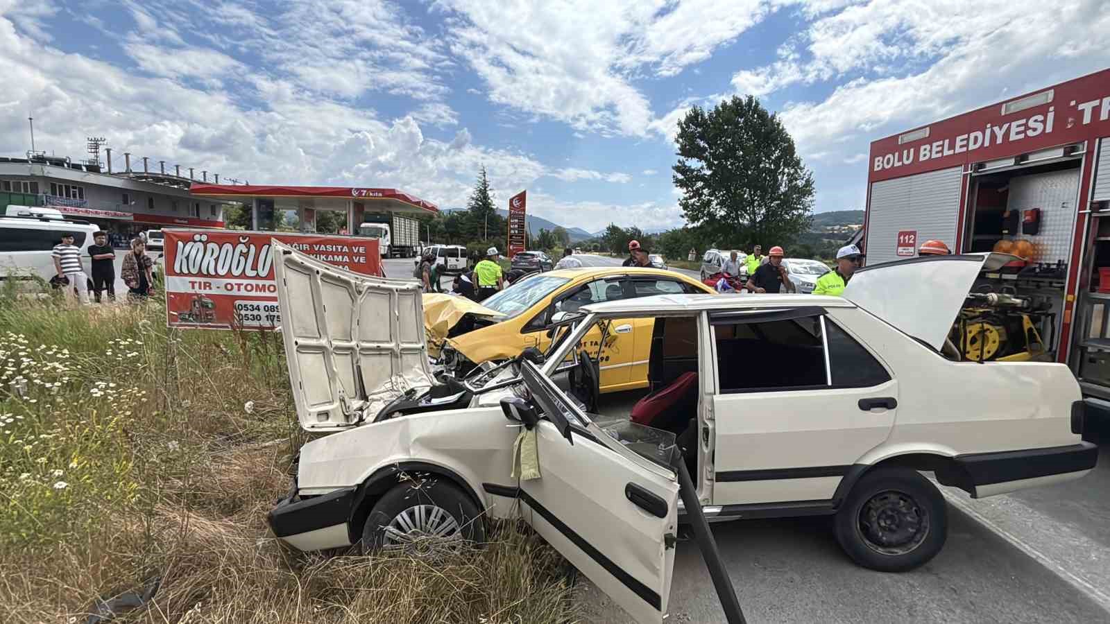 boluda-ticari-taksi-ile-otomobil-carpisti-5-yarali