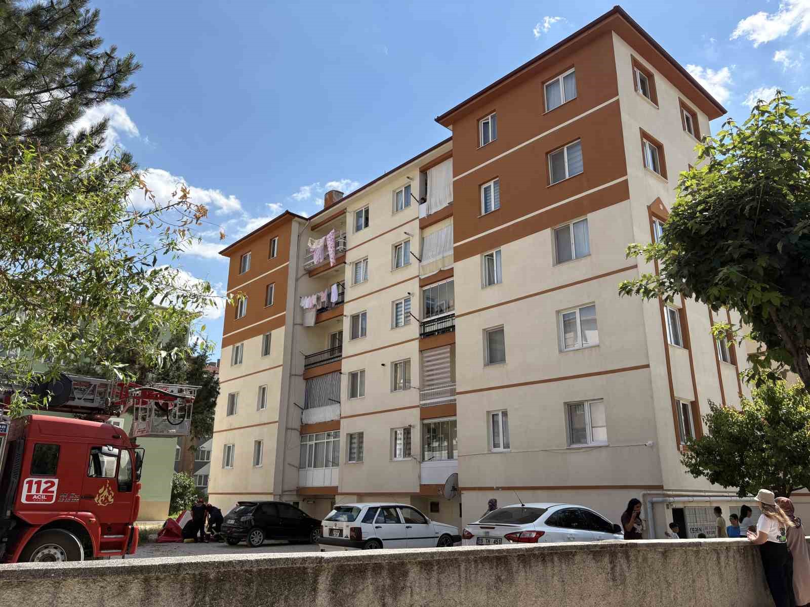 corumda-intihar-girisiminde-bulunan-sahsin-atlamasini-polis-onledi