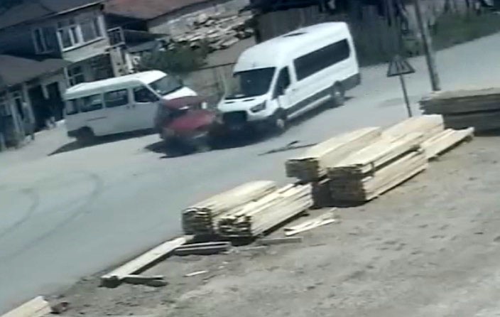 corumda-minibus-ile-otomobil-carpisti-2-yarali
