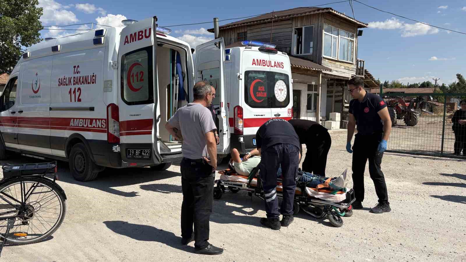 corumda-minibus-ile-otomobil-carpisti-2-yarali
