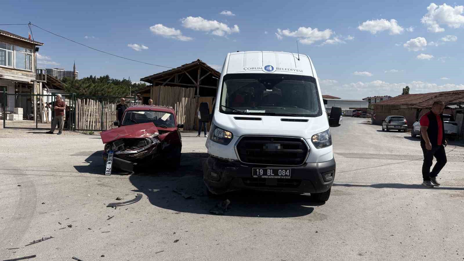 corumda-minibus-ile-otomobil-carpisti-2-yarali