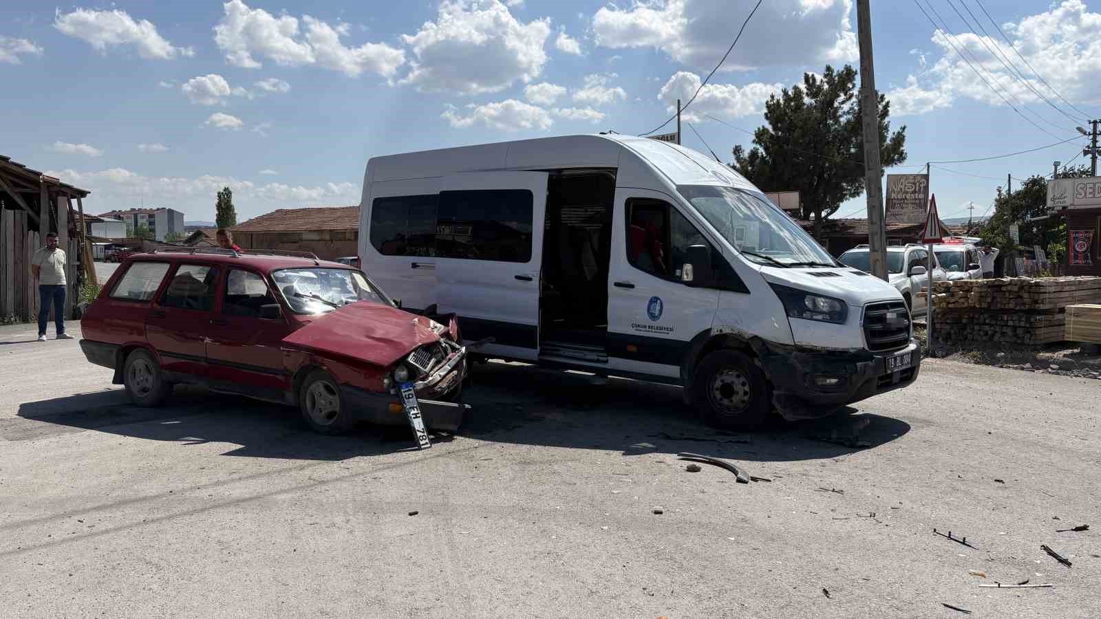 corumda-minibus-ile-otomobil-carpisti-2-yarali