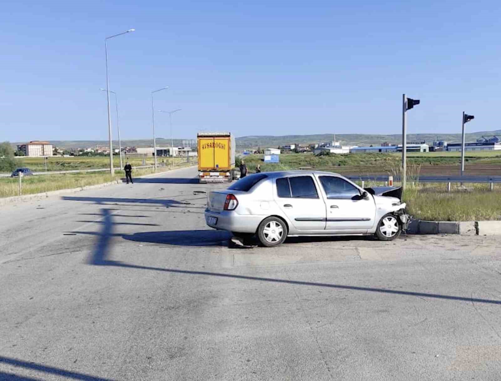 corumda-otomobil-ile-tir-kavsakta-carpisti-4-yarali