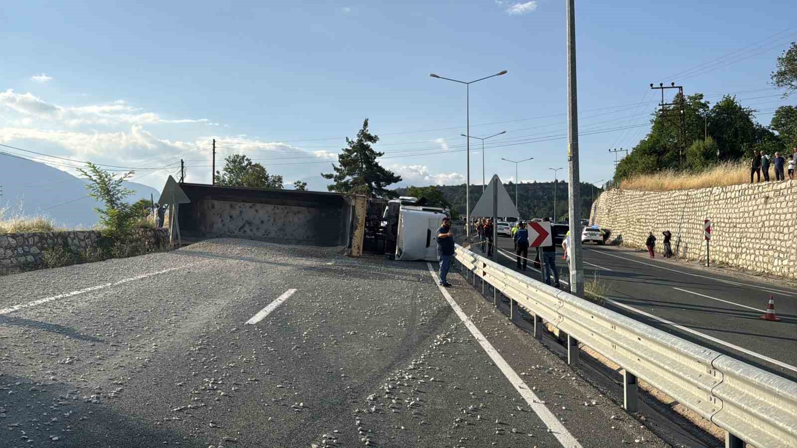 devrilen-cakil-yuklu-tir-alev-aldi-1-yarali