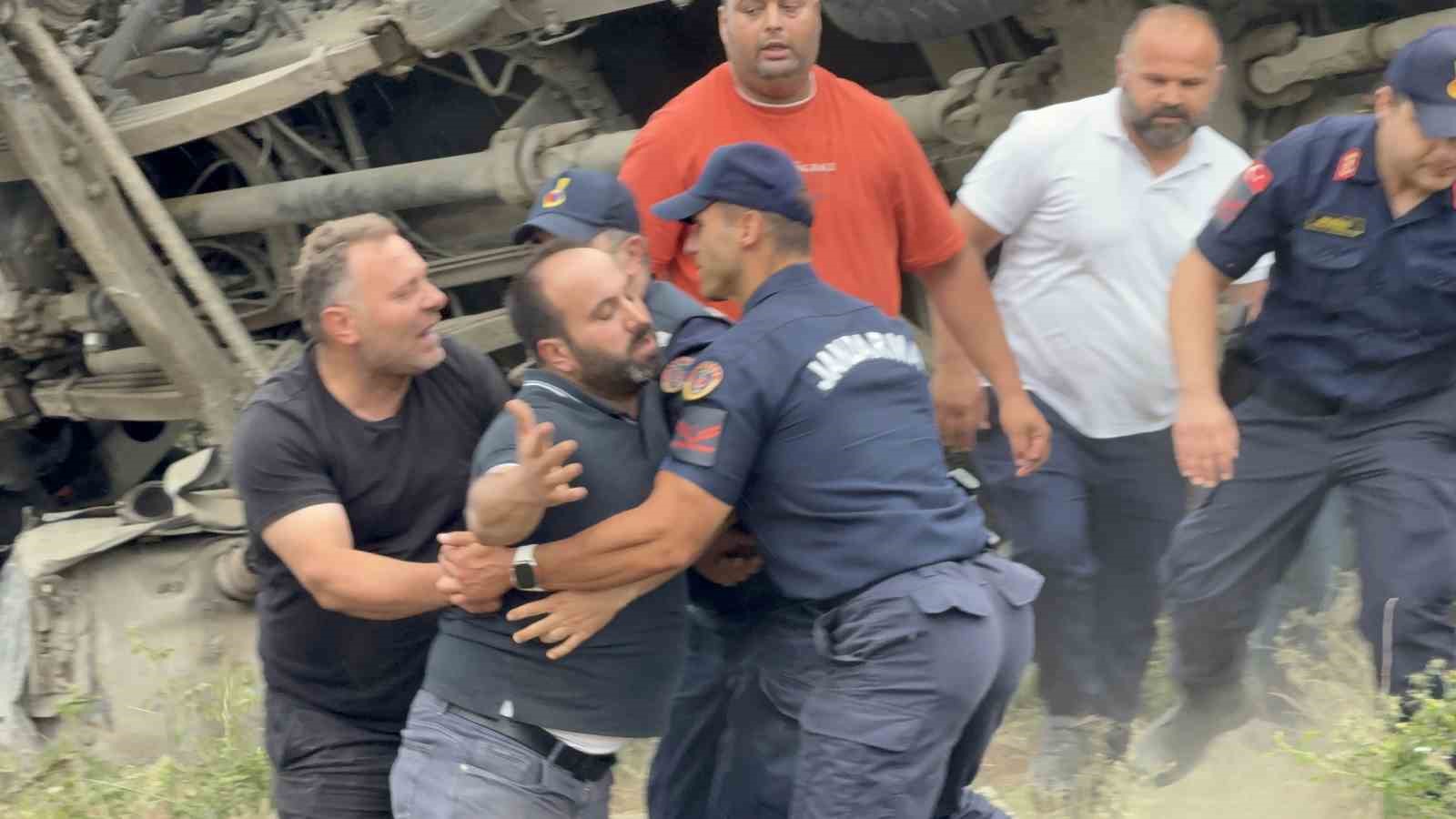 devrilen-tas-yuklu-kamyonun-surucusu-oldu-savrulan-taslar-evin-duvarini-yikti