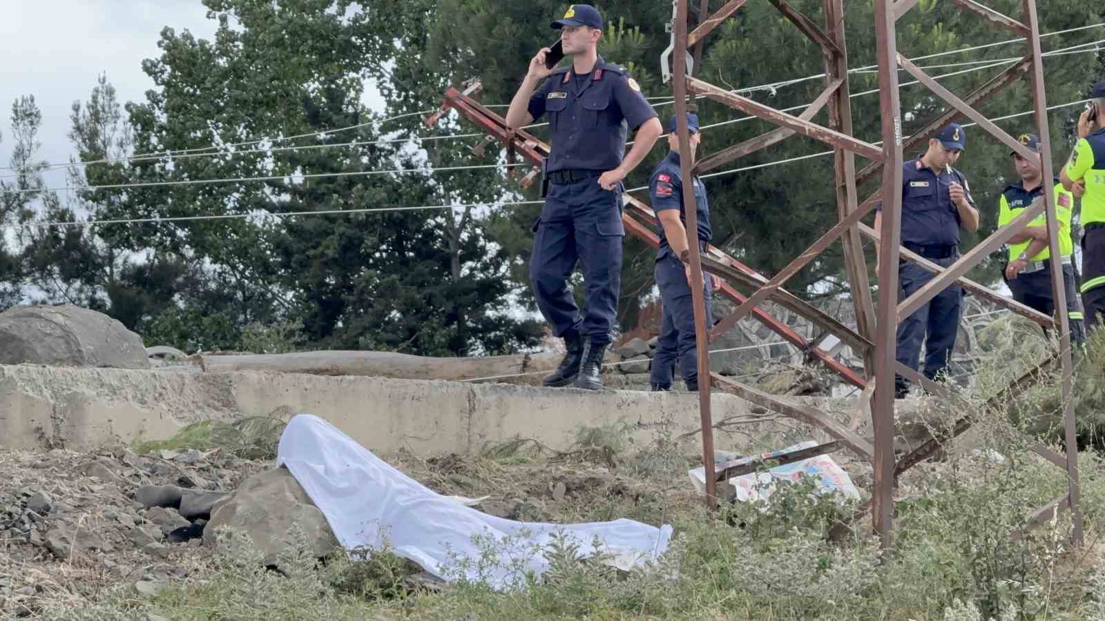 devrilen-tas-yuklu-kamyonun-surucusu-oldu-savrulan-taslar-evin-duvarini-yikti